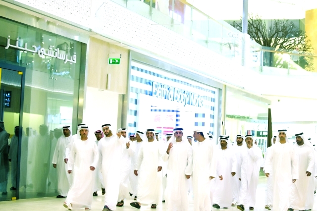 "هزاع وسيف وحامد بن زايد في جولة تفقدية لردهات ومحلات المول"