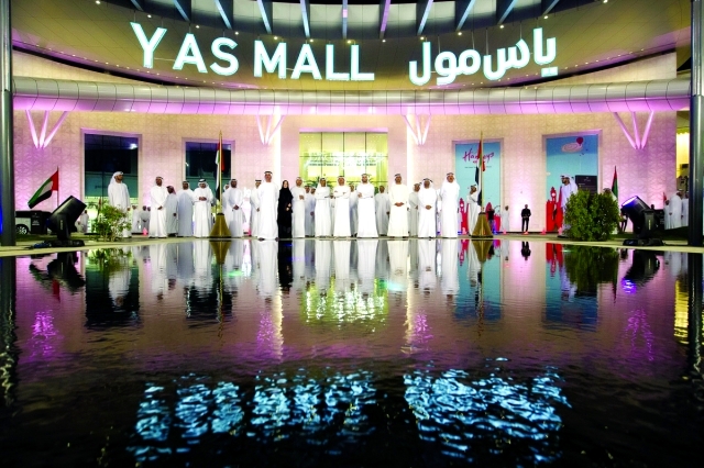 "أمام البوابة الرئيسة للمول"