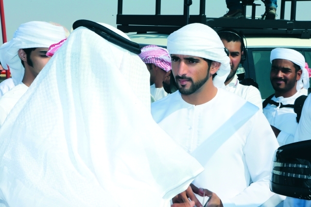 "حمدان بن محمد خلال حضوره السباق"