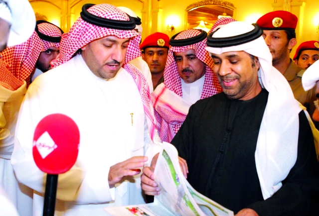 "تركي بن عبد العزيز يطلع على ملحق البيان الرياضي مع أحمد الحوري"