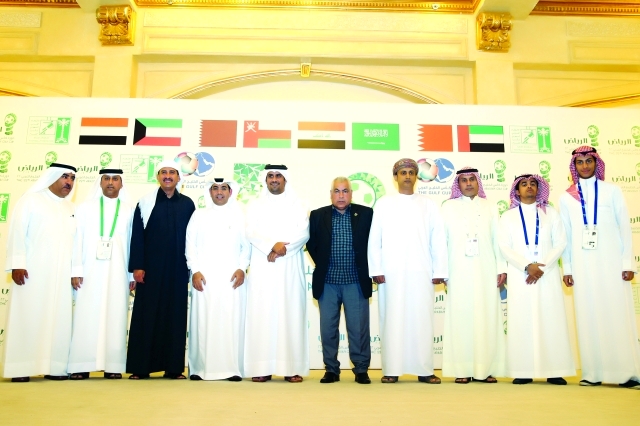 "مدير المركز الاعلامى يتوسط رؤساء الوفود الاعلامية"