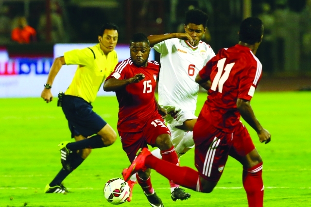 "اسماعيل الحمادي يمر من مدافعي منتخب عُمان"