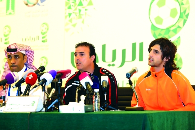 "مساعد المدرب العراقى واللاعب همام طارق خلال المؤتمر الصحافي"