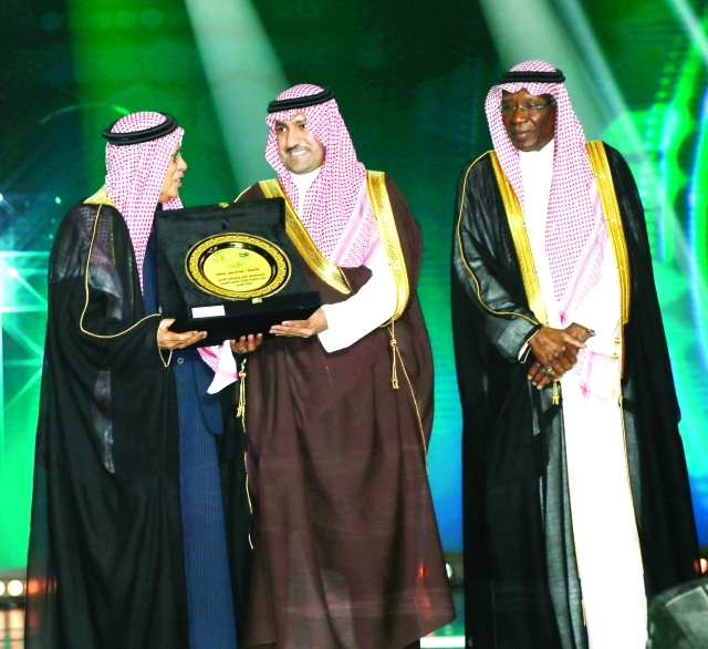 "أمير الرياض يكرم عبد الرحمن الدهام"