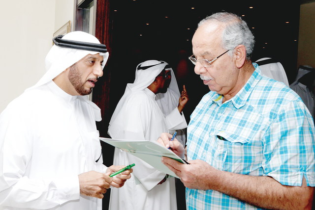 "محمد المري يتحدث للزميل بجبوج"