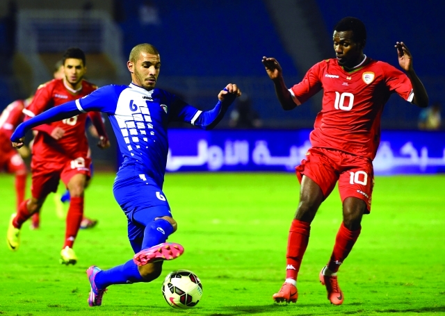 "صراع على الكرة بين فهد الهاجري لاعب الكويت وقاسم هردان لاعب منتخب عُمان"