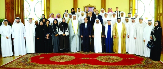 "عبدالفتاح السيسي يتوسط الوفد الإعلامي الإماراتي"