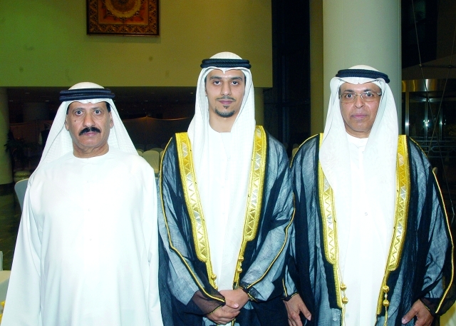 "العريس يتوسط والده ووالد العروس"