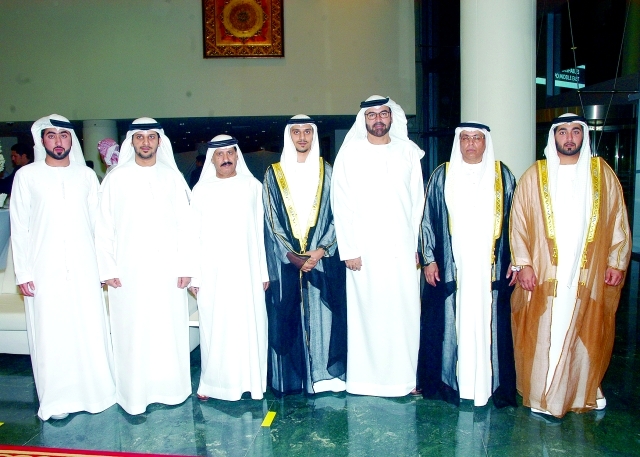 "محمد القرقاوي يتوسط أحمد المطوع وراشد المطوع والعريس وسيف الحريمل وخلفان الحريمل وحمد المطوع"