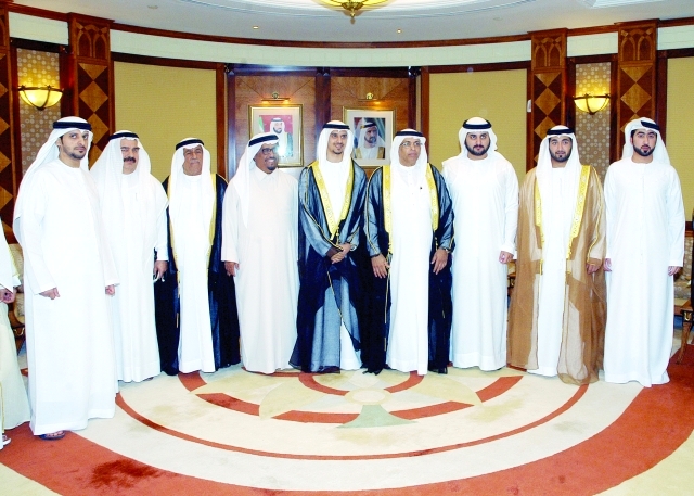 "مكتوم بن محمد يتوسط والد العروس وحمد المطوع وأحمد المطوع وضاحي خلفان وجاسم درويش ومحمد عبدالرحيم وخلفان الحريمل"