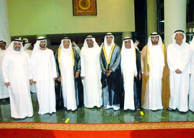 "أحمد بن سعيد يتوسط عبدالغفار حسين وأحمد المطوع وجاسم درويش والعريس ووالد العروس وحسن المطوع ويونس الملا"