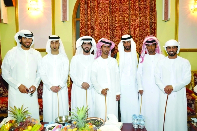 "العريس وعدد من أصدقائه"