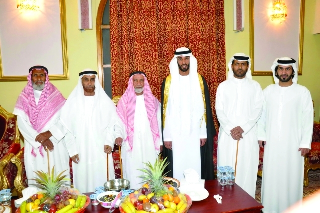 "العريس يتوسط كبار الحضور"