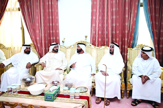 "محمد بن راشد مقدماً واجب العزاء في وفاة عبد الله الخاطري \t تصوير ـ سيف محمد"