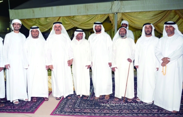 "العريس علي سلطان الكتبي يتوسط سعيد الشهواني وسلطان بن دغيش الكتبي وعدد من الحضور"