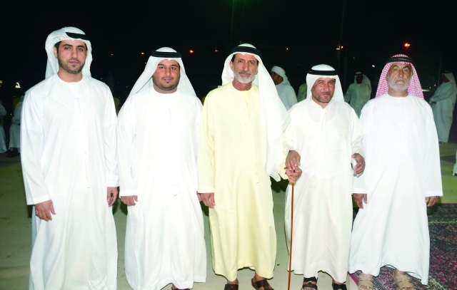 "العريس علي ووالده سلطان بن دغيش وسلطان علي الخاطري وراشد سلطان الخاطري"