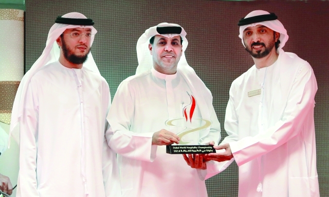 "ظاعن شاهين يتسلم تكريم «البيان» \t\t تصوير : عبدالله المطروشي"