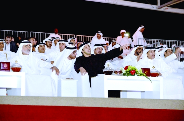 "منصور بن زايد يتابع فعاليات الحفل بحضور نهيان بن مبارك وأحمد الزعابي وام"