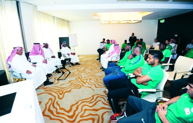 "عبد الله بن مساعد خلال اجتماعه مع لاعبي السعودية"