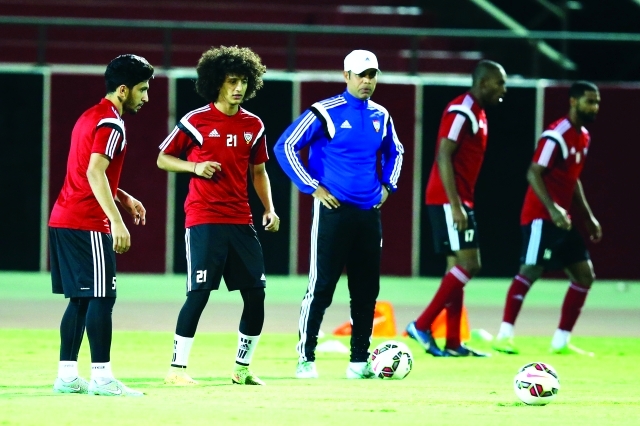 "مهدي علي يتابع التدريبات"