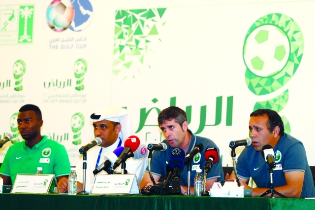 "الأسباني لوبيز كارو مدرب المنتخب السعودي خلال المؤتمر ولاعبه أسامة هوساوي"