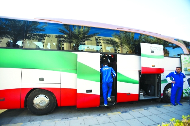"منتخب الكويت في طريقه إلى المطار مغادراً خليجي 22 \tتصوير- سالم خميس"