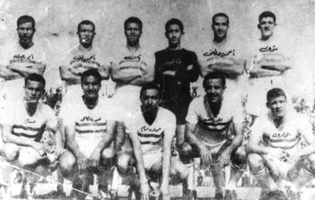 "علي محسن الثاني «يميناً» جلوساً مع نجوم الزمالك \t- البيان"