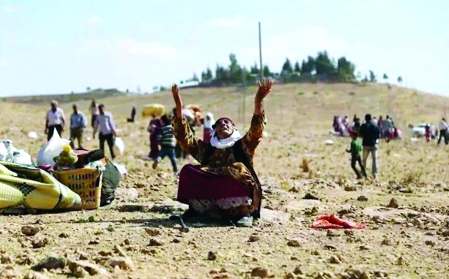 "عجوز عراقية تبكي أرضها التي أجبرها المتطرفون على النزوح عنها \t\t\tرويترز"
