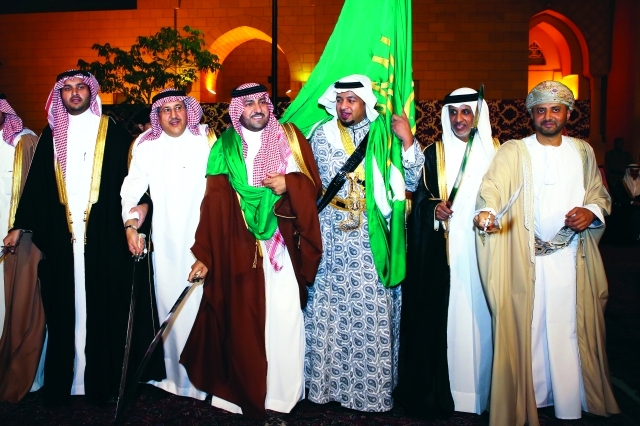 "تركي بن عبد الله ورؤساء الوفود يشاركون في الرقصات التراثية"