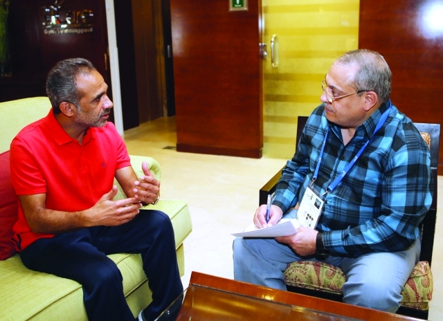 "بدر حجي يتحدث مع مندوب البيان الرياضي"