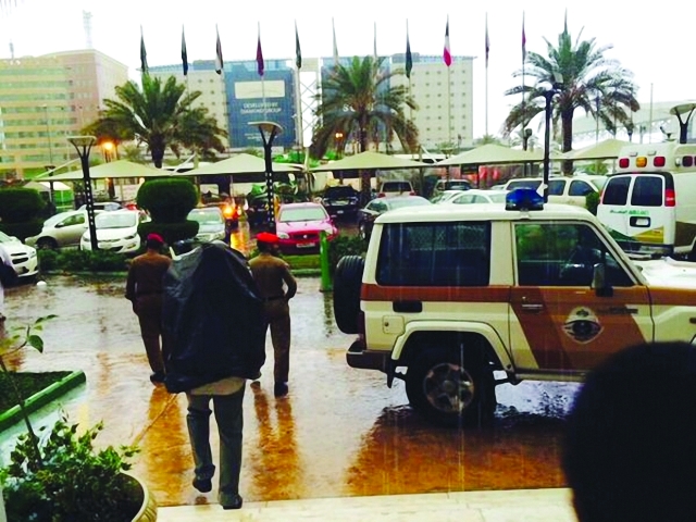 "هطول الأمطار أمام المركز الإعلامي"