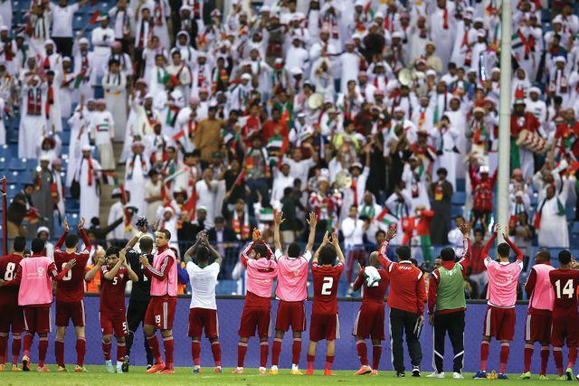 "لاعبو الامارات وتحية للجمهور"