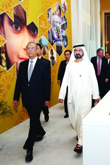 "سموه يدخل إلى قاعة المنتدى"