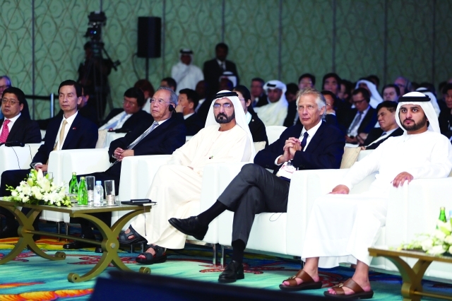 "محمد بن راشد يستمع إلى كلمة افتتاح المنتدى بحضور مكتوم بن محمد وفيليب دوفيلبان والمسؤولين الصينيين تصوير - خليفة اليوسف"