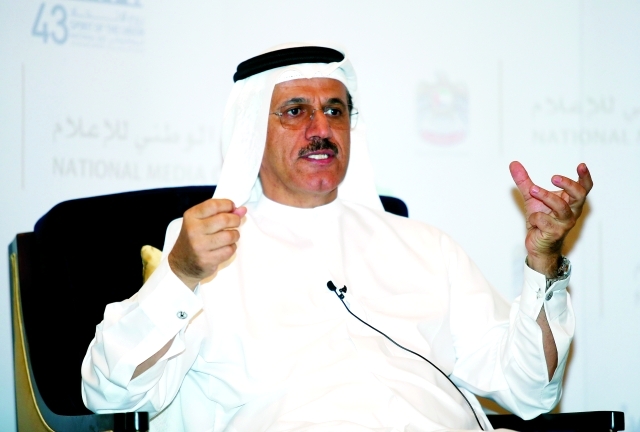 "وزير الاقتصاد متحدثاً إلى ممثلي وسائل الإعلام - البيان"