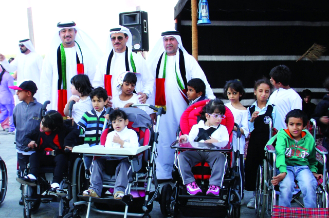 "وزير الاقتصاد رئيس الهيئة ومدير عام الهيئة مع طلاب مؤسسة زايد للرعاية الإنسانية"