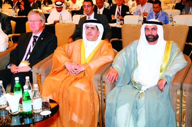 "سعيد الطاير وعيسى الميدور وبوينو خلال افتتاح المؤتمر \t-البيان"