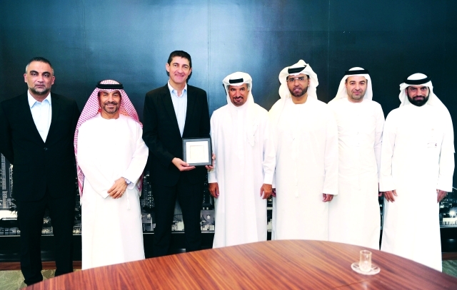 "سعيد حارب يقدم درع مجلس دبي لجان بيير ستيوارت -\t البيان"