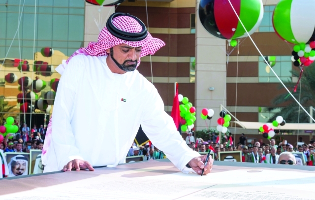 "عمار النعيمي خلال توقيعه على وثيقة ماراثون رسالة الوفاء للقائد ــ وام"