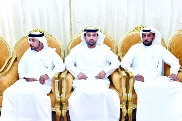 "خليفة سليمان وسلطان السبوسي خلال العزاء"
