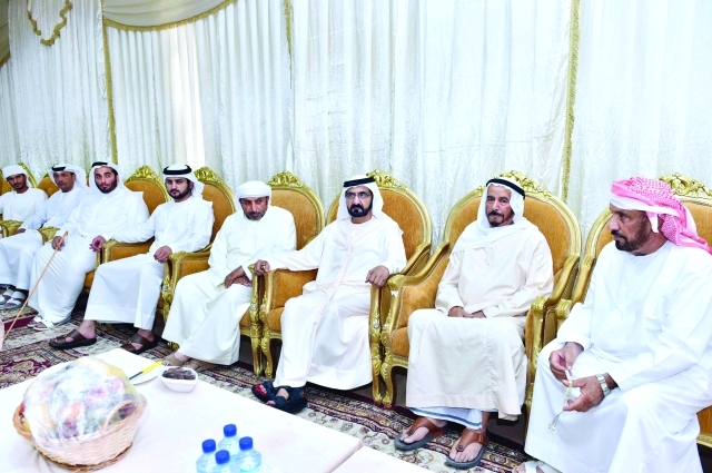 "محمد بن راشد ومكتوم بن محمد خلال تقديم واجب العزاء إلى ذوي الفقيد وأنجاله \tــ تصوير: سيف محمد"