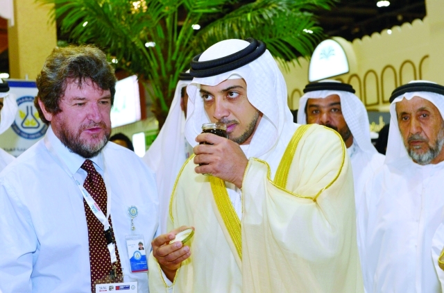 "سموه يطلع على المنتجات المعروضة"