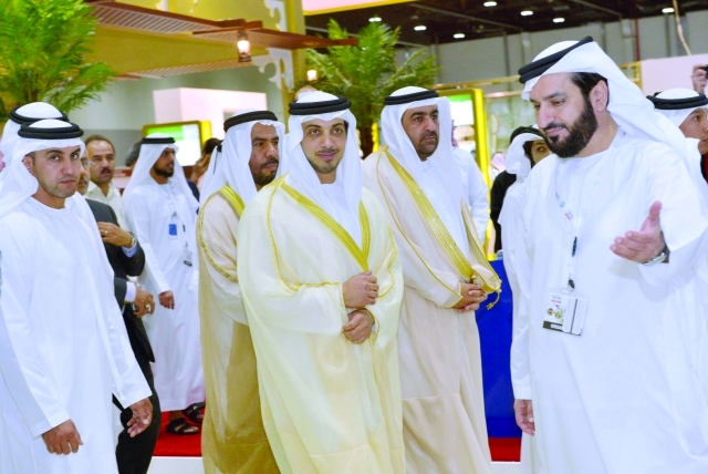 "منصور بن زايد خلال افتتاح مهرجان الإمارات للنخيل والتمر بحضور راشد بن فهد ومحمد الريسي ــ وام"