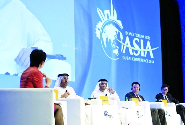 "عبدالله آل صالح ووانغ هيشان ومروان السركال ووانغ جين خلال المناقشات"