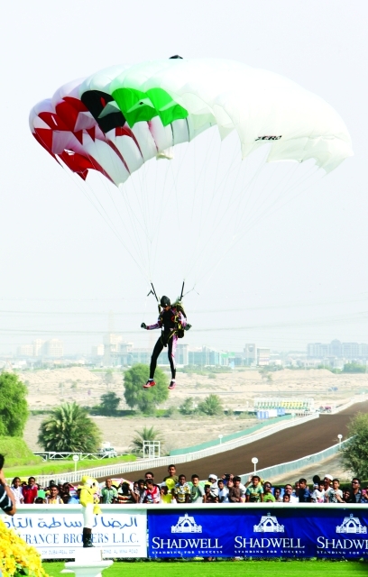 "عروض مظلية شيقة تنتظر الجمهور"