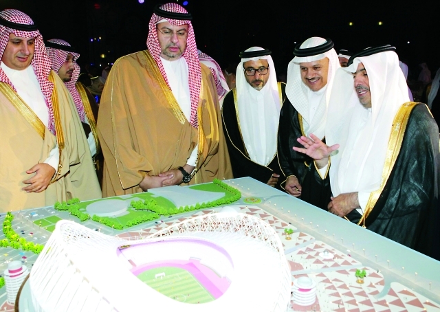 "عبد الله بن مساعد وعبد اللطيف الزياني وبعض الحضور في الاحتفالية"