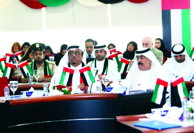"ضاحي خلفان والمشاركون في المنتدى"