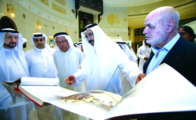 "محمد المر و عبد الغفار حسين وسلطان السويدي و محمد الملا وظاعن شاهين خلال مشاهدتهم فيديو المعرض"
