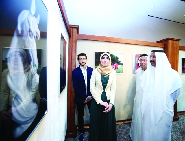 "المر وعبد الغفار حسين يستمعان إلى شرح من طالبة بأميركية الشارقة"