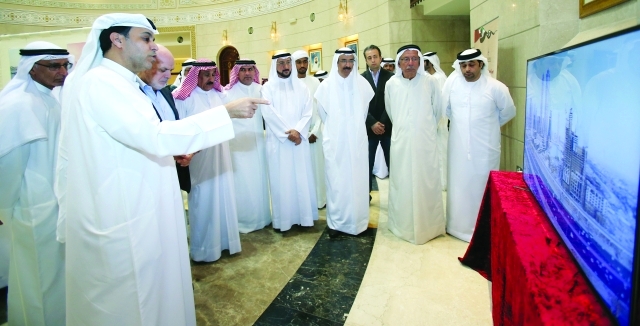 "محمد أحمد المر وظاعن شاهين والأديب عبد الغفار حسين وسلطان صقر السويدي والعميد الركن محمد الملا أثناء مشاهدتهم للفيديو المصاحب لمعرض «حكاية وطن» تصوير اكسفير ويلسون"